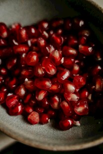 盘中鲜红饱满的石榴籽