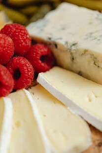美味奶酪与新鲜覆盆子
