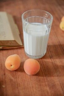 木桌上的牛奶与杏子