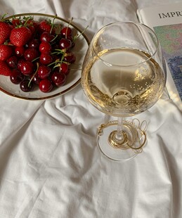 白桌布上的樱桃与白葡萄酒