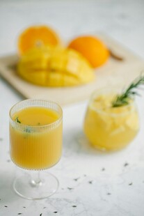 一杯鲜榨热带水果汁