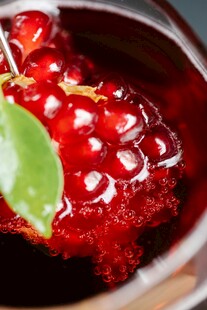 红醋栗浸于深色液体中