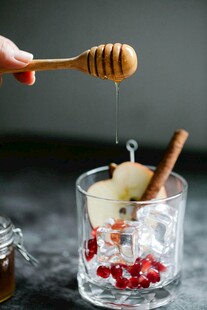 蜂蜜浇淋水果杯