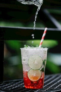 清凉柠檬汽水正在被倒入