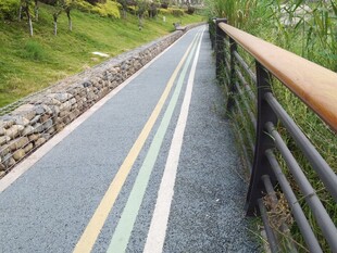 山间清新的自行车骑行道