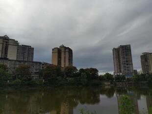 城市湖畔的阴沉天际线