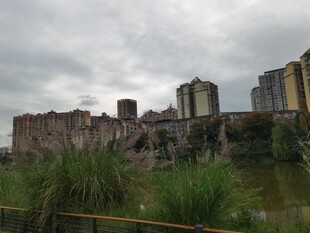 城市旁的自然岩壁景观