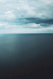 广阔海面与阴沉天空