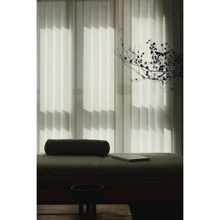 简约窗景下的静谧室内角落