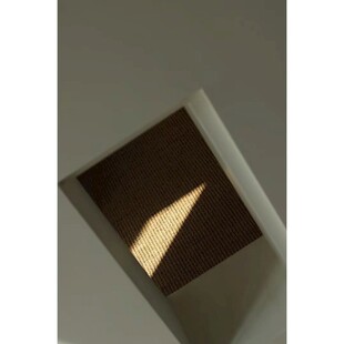 方形灯具内的暖光一角