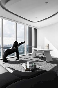 现代客厅中练瑜伽的人