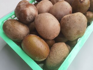 绿色框中的新鲜猕猴桃