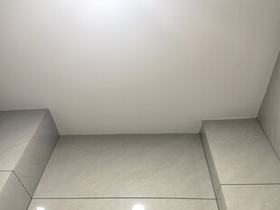 简洁空旷的室内角落空间