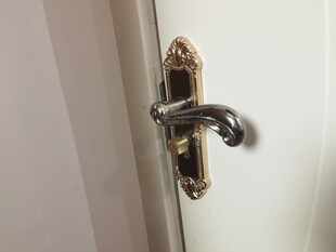 复古金属门把手特写