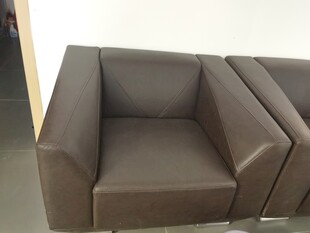 棕色皮质单人沙发