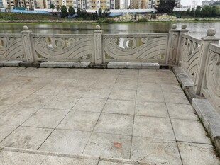 河边石砌平台及护栏景观