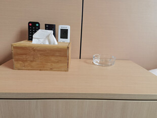 木质纸巾盒旁的电子设备