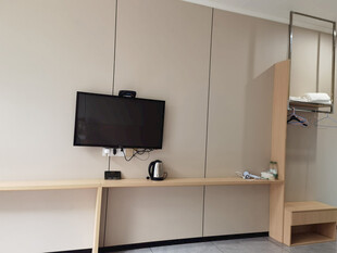 简约现代风格酒店房间一角