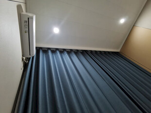 室内蓝色波纹窗帘与天花板