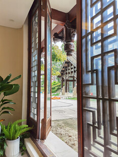 中式门窗外的庭院景致