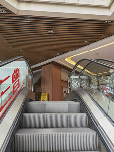 室内自动扶梯场景