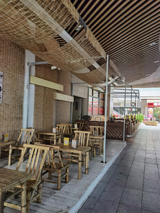 户外木质桌椅休闲区