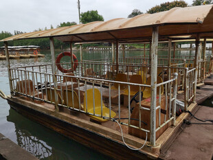 水上木质观光船停靠岸边