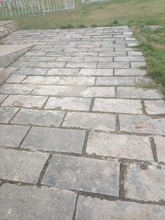 石板铺就的户外小径