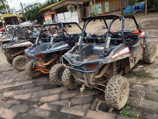 户外停放的四轮越野摩托车