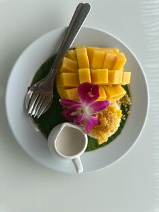 芒果摆盘配花与小杯饮品