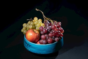 蓝色碗中多彩新鲜水果