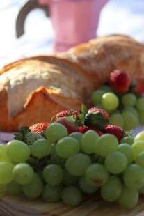 美味面包与新鲜葡萄组合