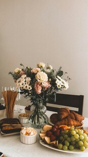 丰盛节日餐桌布置