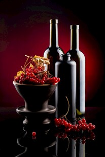 精致红酒与浆果装饰组合