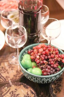 碗中鲜果与酒杯的温馨场景