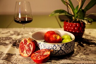 果盘与红酒的惬意时光