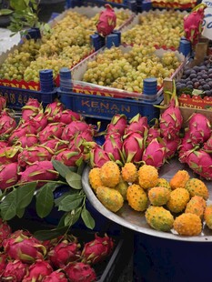 多彩水果齐聚摊位