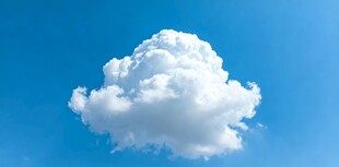 蓝天下的蓬松白云