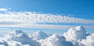 蓝天之上的蓬松云朵