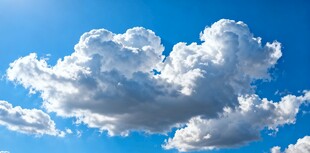 蓝天中的蓬松白云