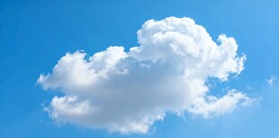 蓝天下的蓬松白云