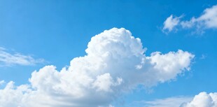 蓝天白云下的蓬松云朵