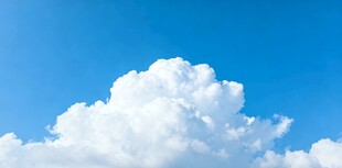 蓝天中的蓬松白云