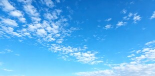 晴朗蓝天飘着朵朵白云