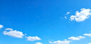 晴朗蓝天飘着几朵白云
