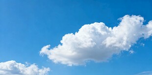 蓝天中的蓬松白云