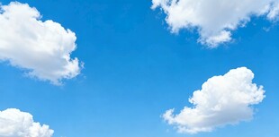 蓝天中的蓬松白云