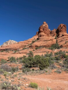红色山峦与绿植景观