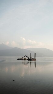 宁静湖面中的水上设施