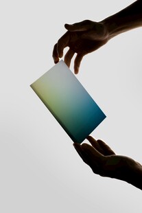 双手持渐变色彩方形物体